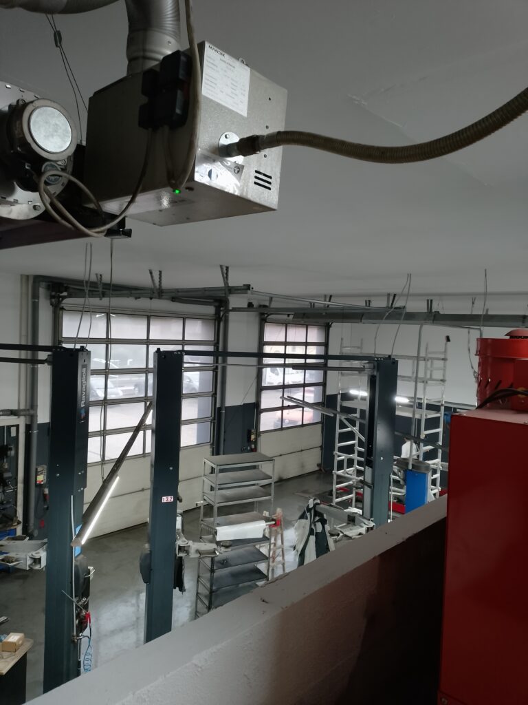 Werkstatt in Walhstedt mit Airless gespritzt und Sockel abgesetzt!