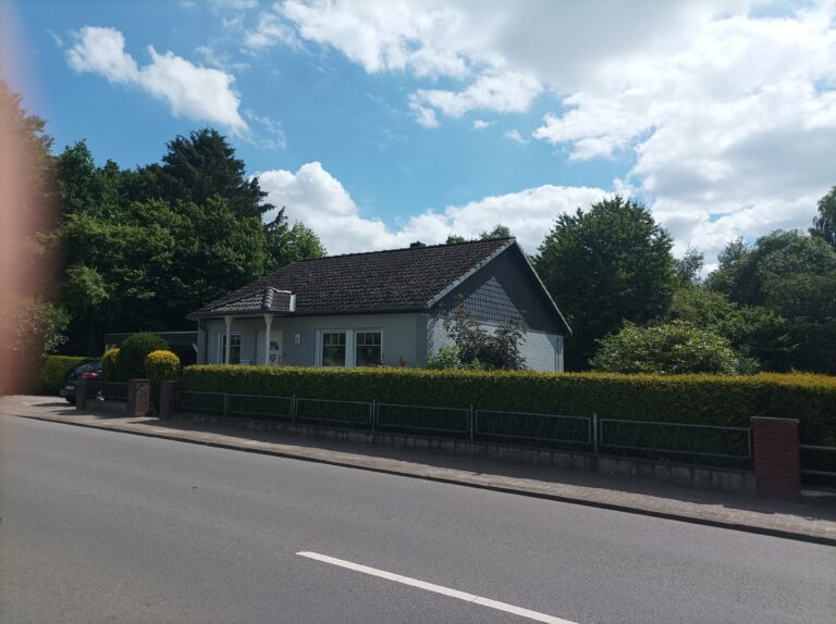 Rotklinker gestrichen mit Sockel abgesetzt & Garagentor lackiert